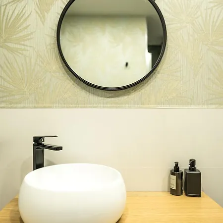 Con Jardin Rodeado De Vinedos